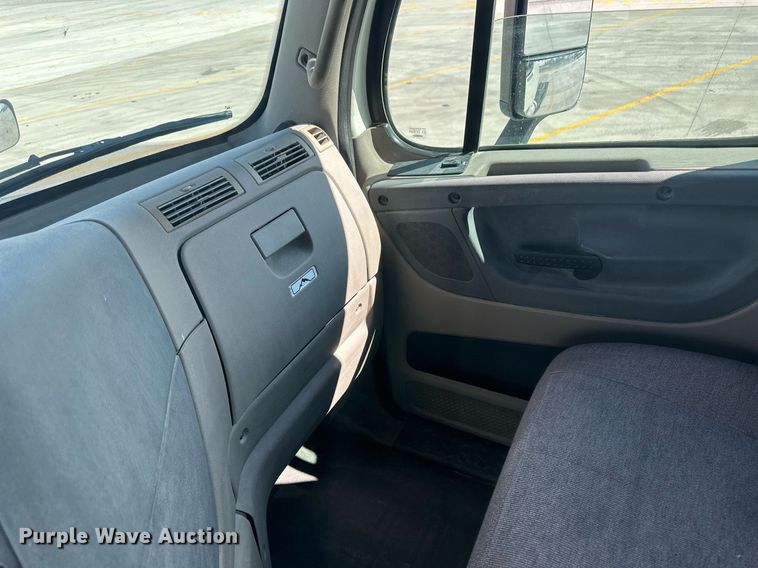 image for item DH1811 2012 Freightliner Cascadia  semi truck