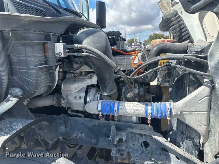 image for item DH1811 2012 Freightliner Cascadia  semi truck