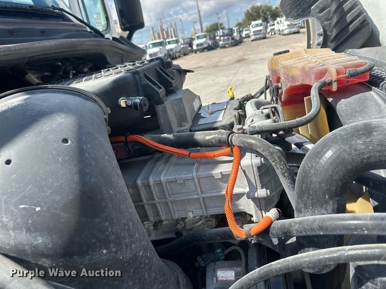 image for item DH1811 2012 Freightliner Cascadia  semi truck