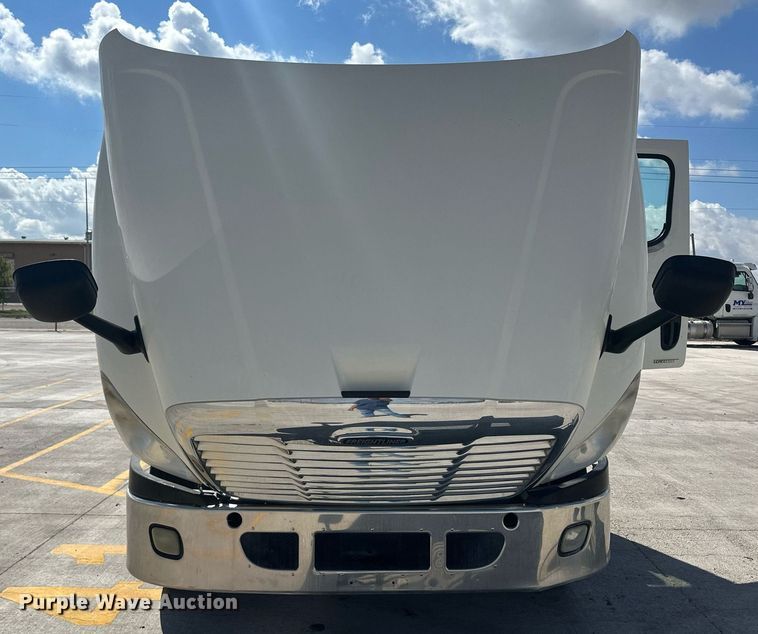 image for item DH1811 2012 Freightliner Cascadia  semi truck