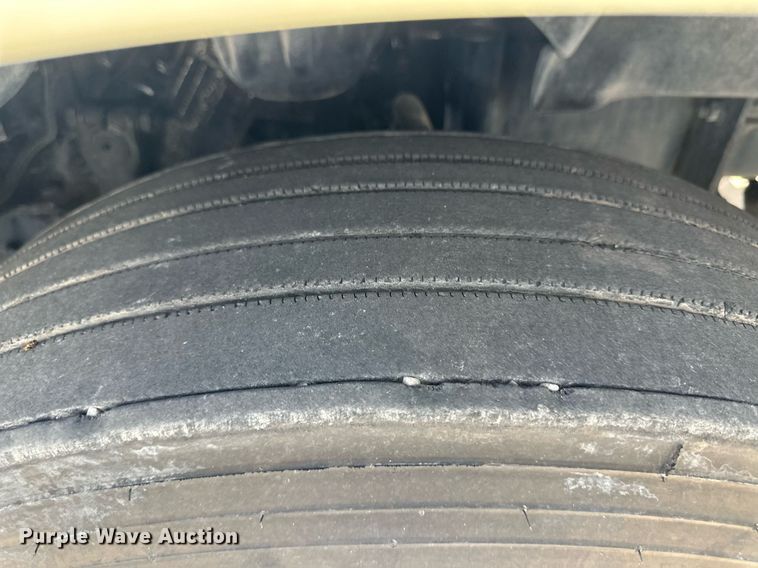 image for item DH1811 2012 Freightliner Cascadia  semi truck