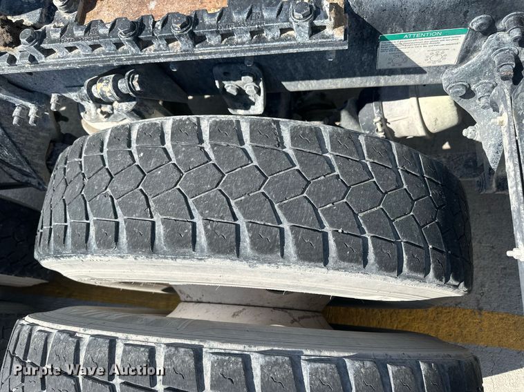 image for item DH1811 2012 Freightliner Cascadia  semi truck