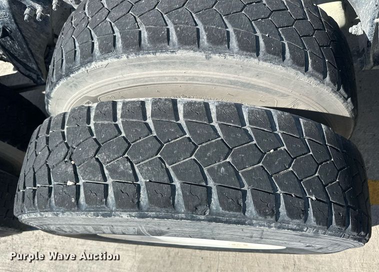 image for item DH1811 2012 Freightliner Cascadia  semi truck