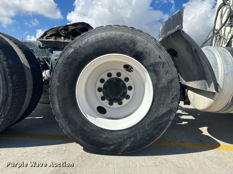 image for item DH1811 2012 Freightliner Cascadia  semi truck