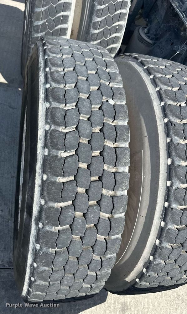 image for item DH1811 2012 Freightliner Cascadia  semi truck