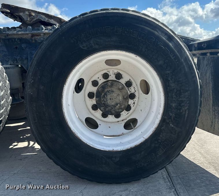 image for item DH1811 2012 Freightliner Cascadia  semi truck