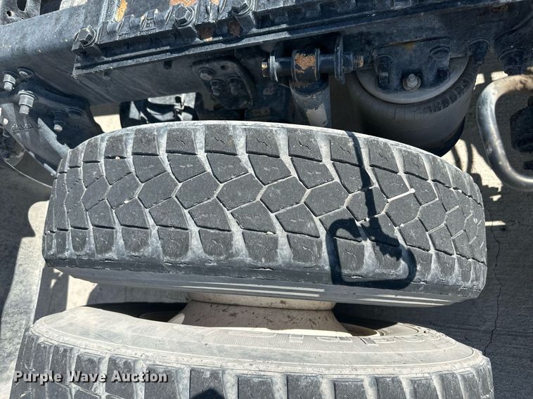 image for item DH1811 2012 Freightliner Cascadia  semi truck