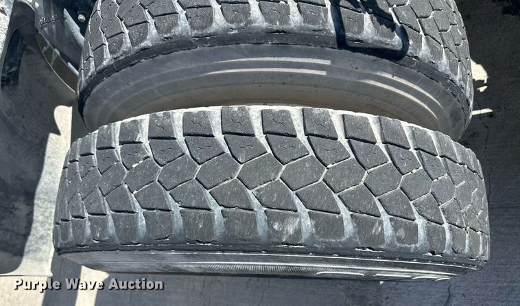 image for item DH1811 2012 Freightliner Cascadia  semi truck