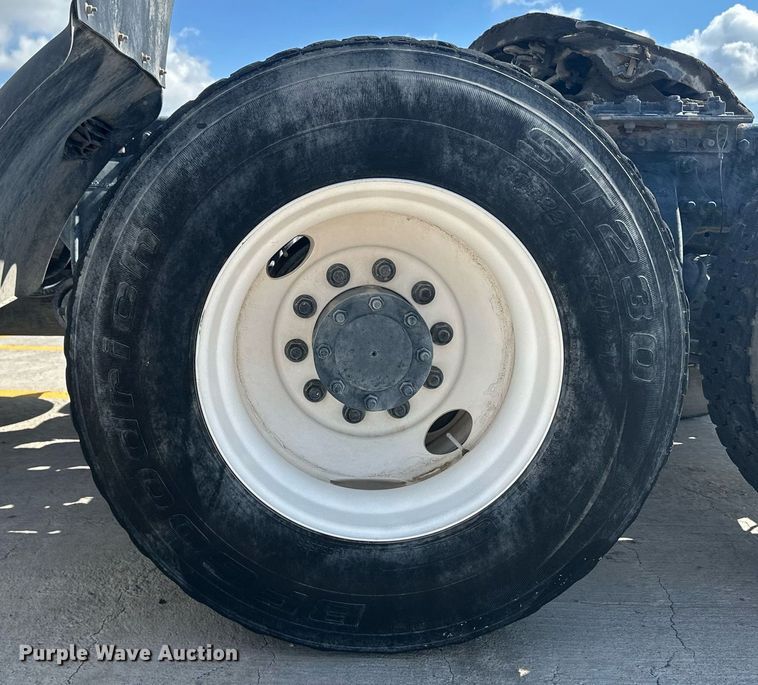 image for item DH1811 2012 Freightliner Cascadia  semi truck