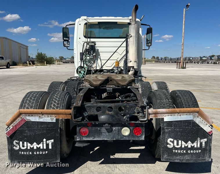 image for item DH1812 2006 International 8600  semi truck