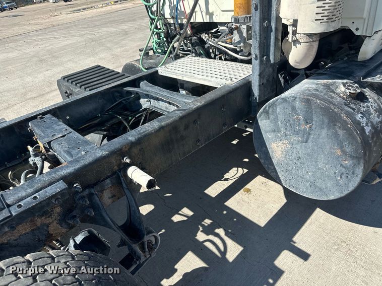 image for item DH1812 2006 International 8600  semi truck