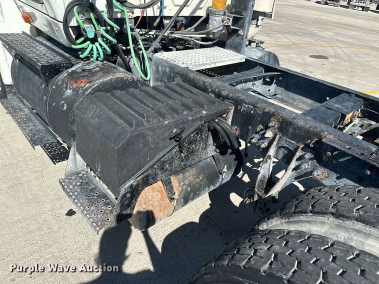 image for item DH1812 2006 International 8600  semi truck