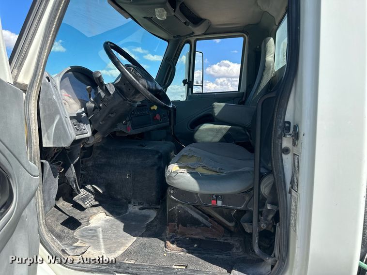 image for item DH1812 2006 International 8600  semi truck