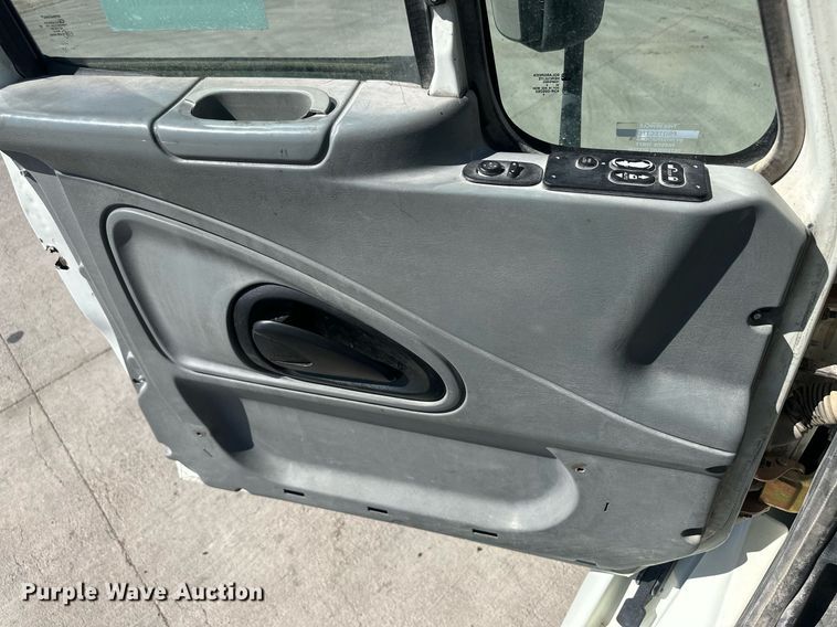 image for item DH1812 2006 International 8600  semi truck