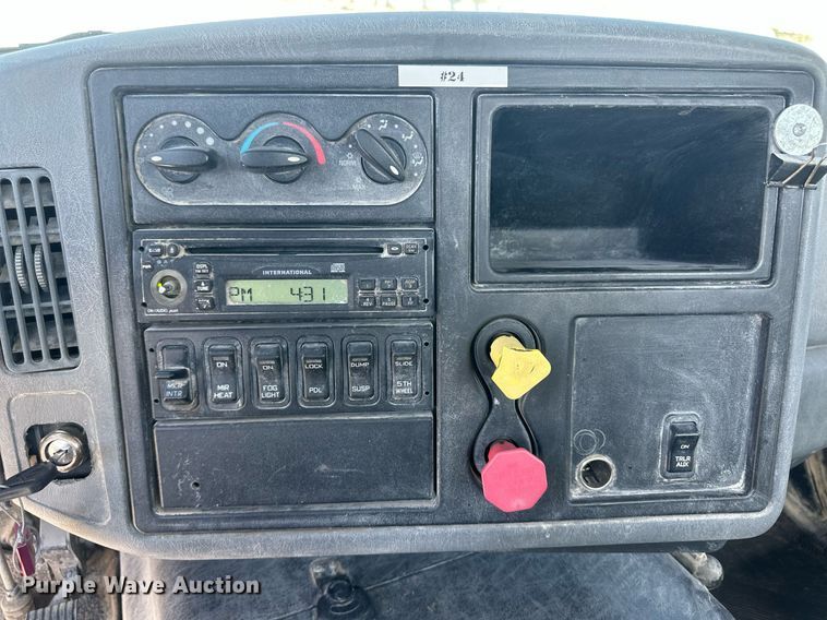 image for item DH1812 2006 International 8600  semi truck