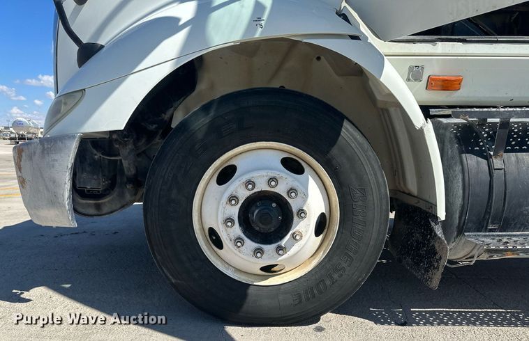 image for item DH1812 2006 International 8600  semi truck