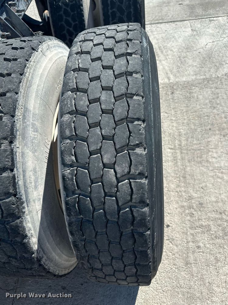 image for item DH1812 2006 International 8600  semi truck