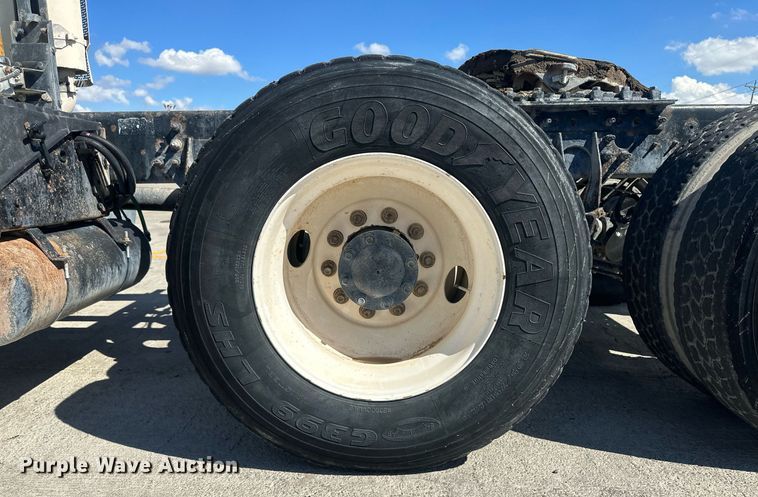 image for item DH1812 2006 International 8600  semi truck