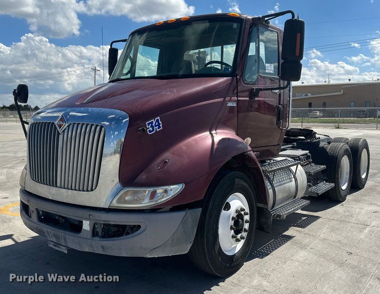 image for item DH1813 2010 International 8600  semi truck