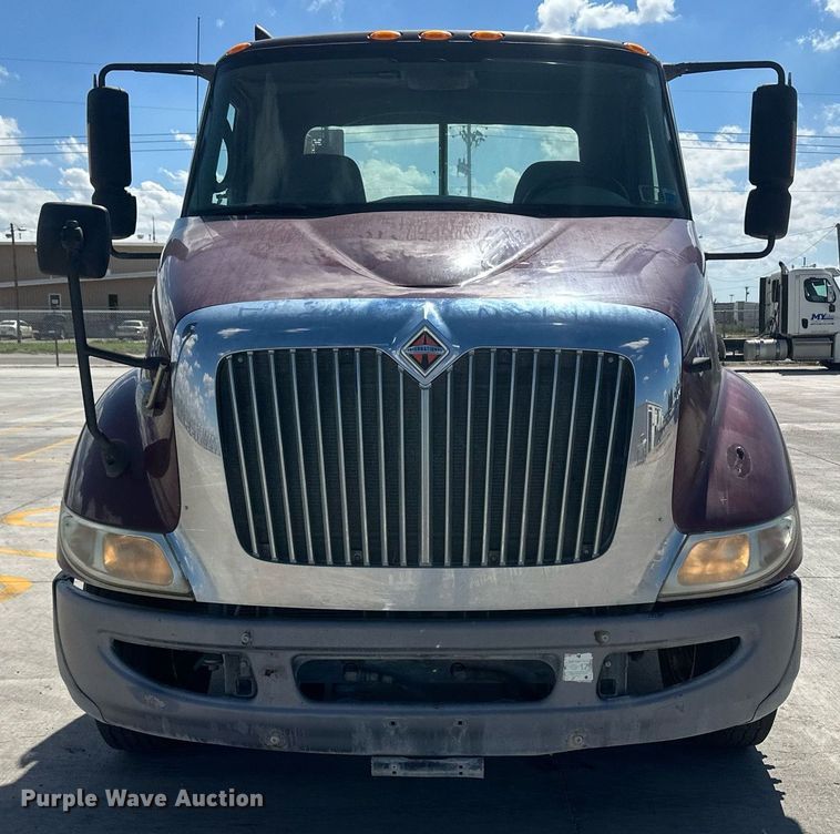 image for item DH1813 2010 International 8600  semi truck