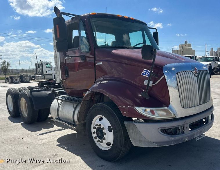 image for item DH1813 2010 International 8600  semi truck