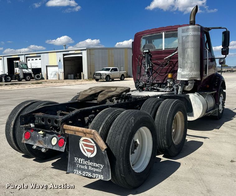 image for item DH1813 2010 International 8600  semi truck