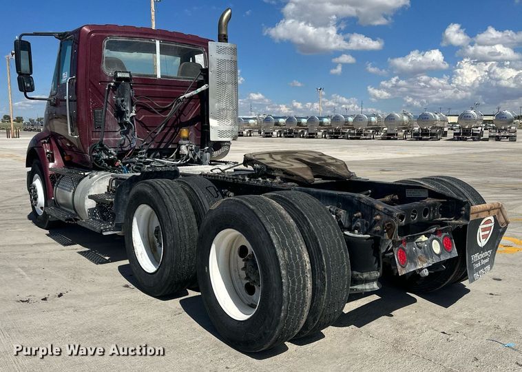 image for item DH1813 2010 International 8600  semi truck