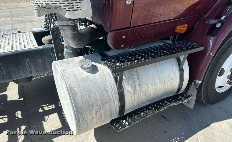 image for item DH1813 2010 International 8600  semi truck