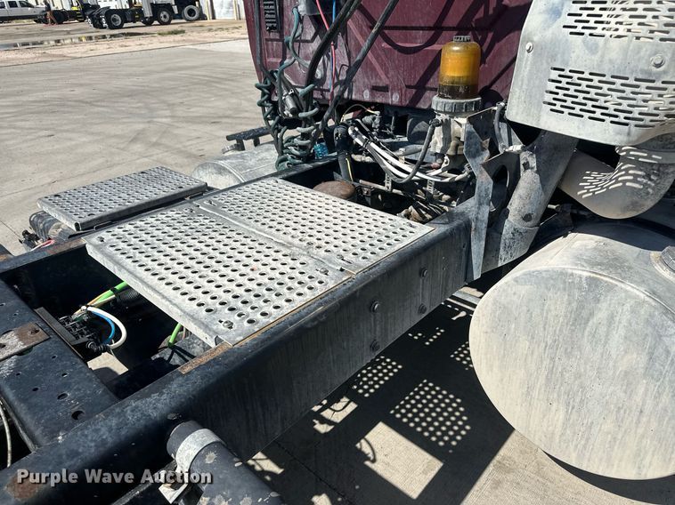 image for item DH1813 2010 International 8600  semi truck