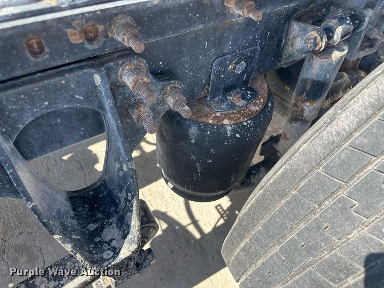 image for item DH1813 2010 International 8600  semi truck