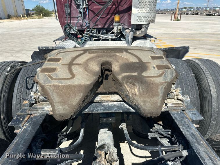 image for item DH1813 2010 International 8600  semi truck