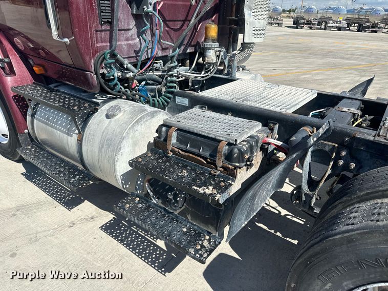 image for item DH1813 2010 International 8600  semi truck