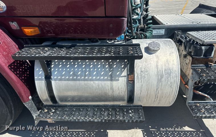 image for item DH1813 2010 International 8600  semi truck