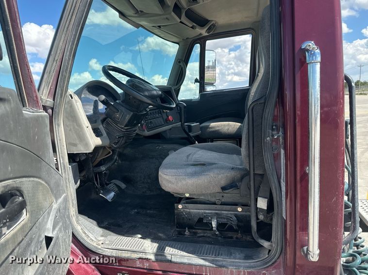 image for item DH1813 2010 International 8600  semi truck