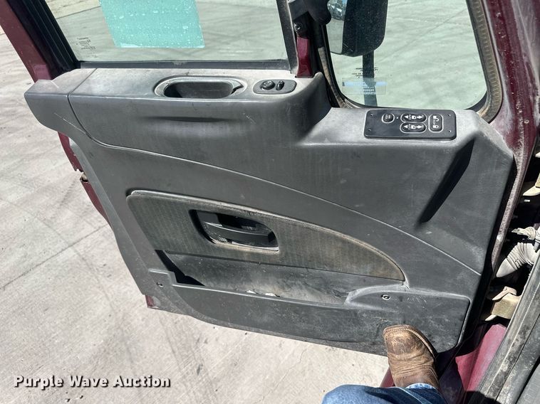 image for item DH1813 2010 International 8600  semi truck