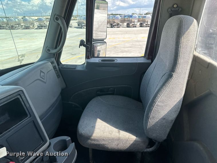 image for item DH1813 2010 International 8600  semi truck