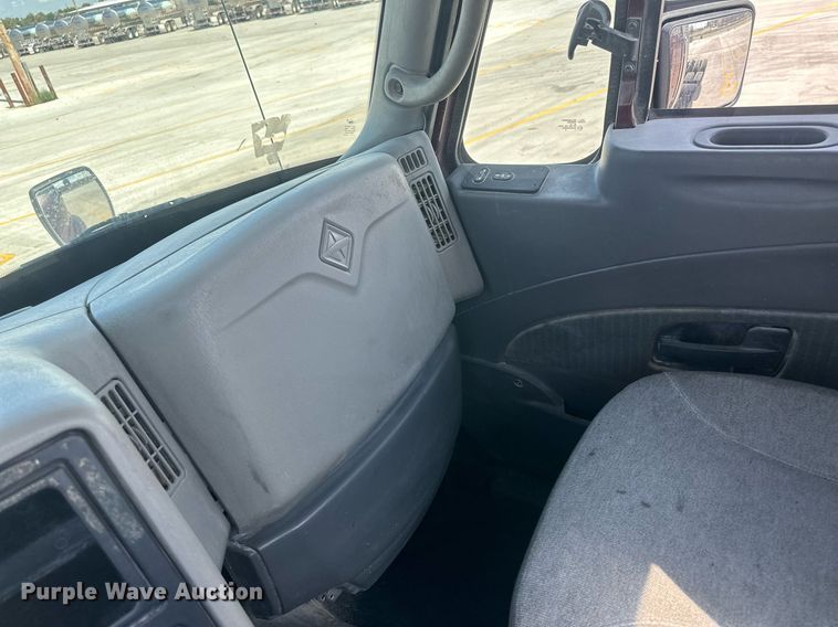 image for item DH1813 2010 International 8600  semi truck