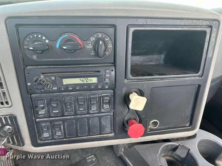 image for item DH1813 2010 International 8600  semi truck