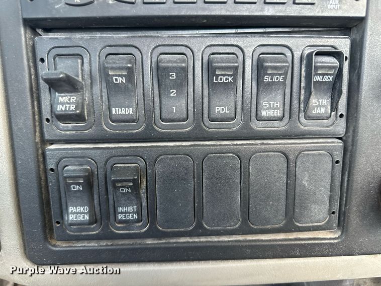 image for item DH1813 2010 International 8600  semi truck