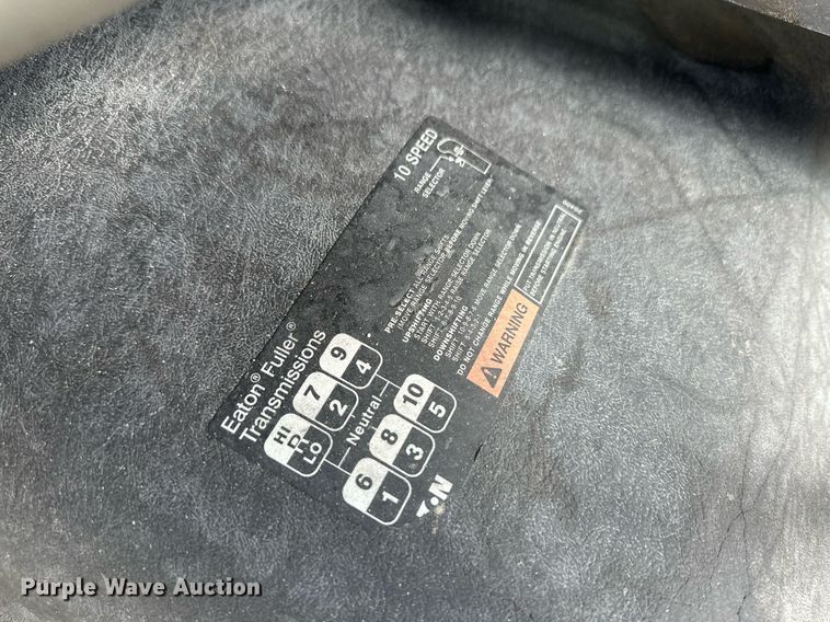 image for item DH1813 2010 International 8600  semi truck