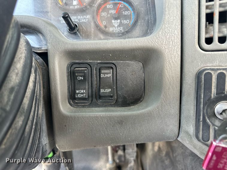 image for item DH1813 2010 International 8600  semi truck