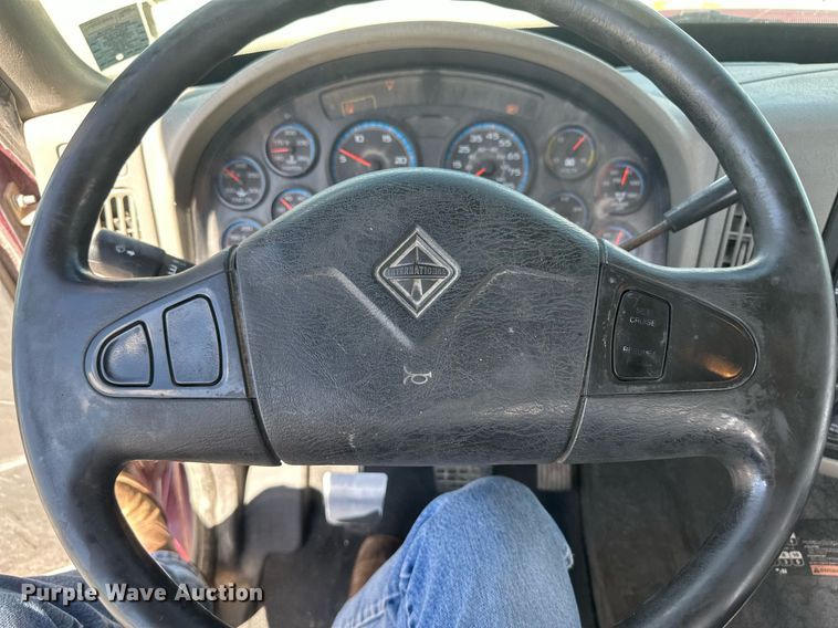 image for item DH1813 2010 International 8600  semi truck