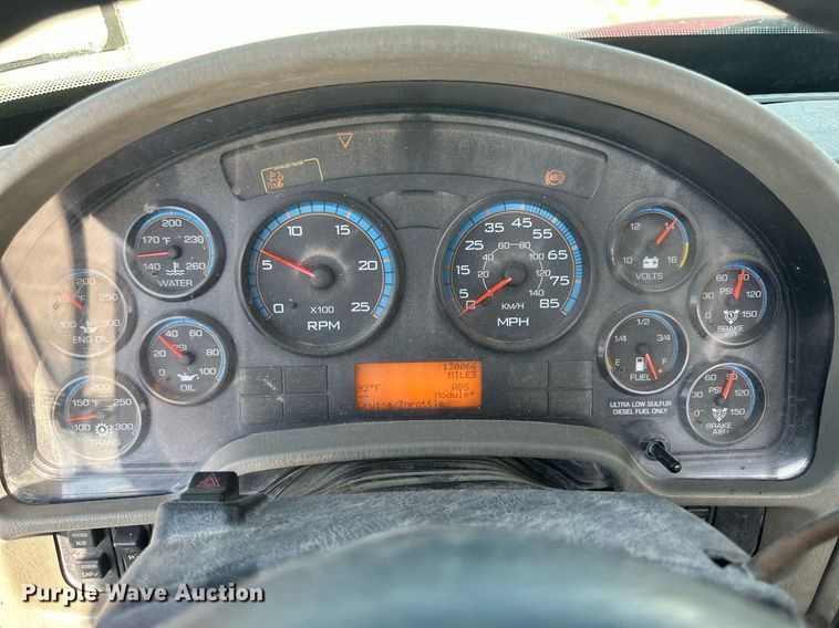 image for item DH1813 2010 International 8600  semi truck