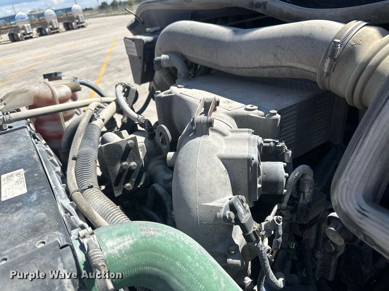 image for item DH1813 2010 International 8600  semi truck