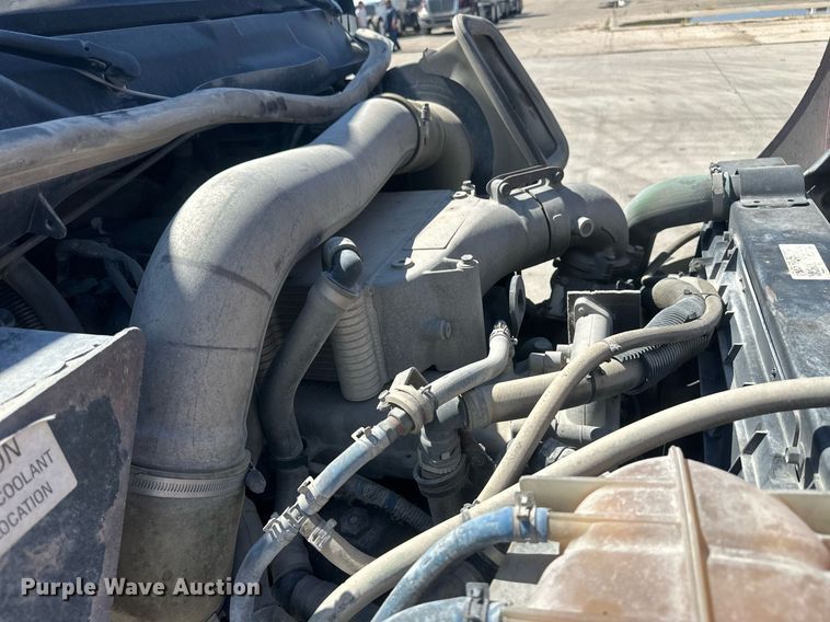 image for item DH1813 2010 International 8600  semi truck