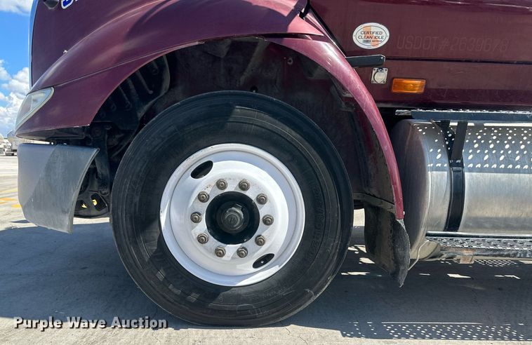 image for item DH1813 2010 International 8600  semi truck