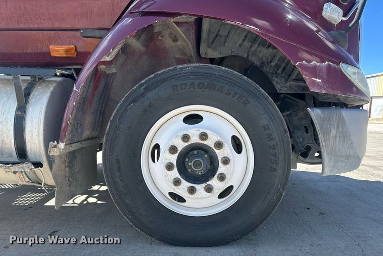 image for item DH1813 2010 International 8600  semi truck