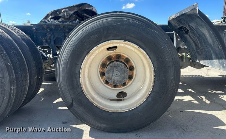 image for item DH1813 2010 International 8600  semi truck