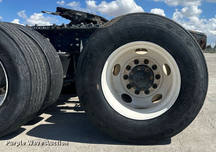 image for item DH1813 2010 International 8600  semi truck