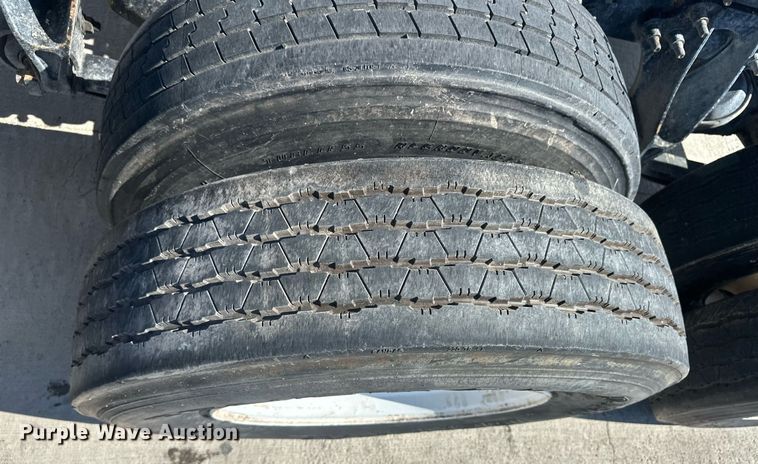 image for item DH1813 2010 International 8600  semi truck